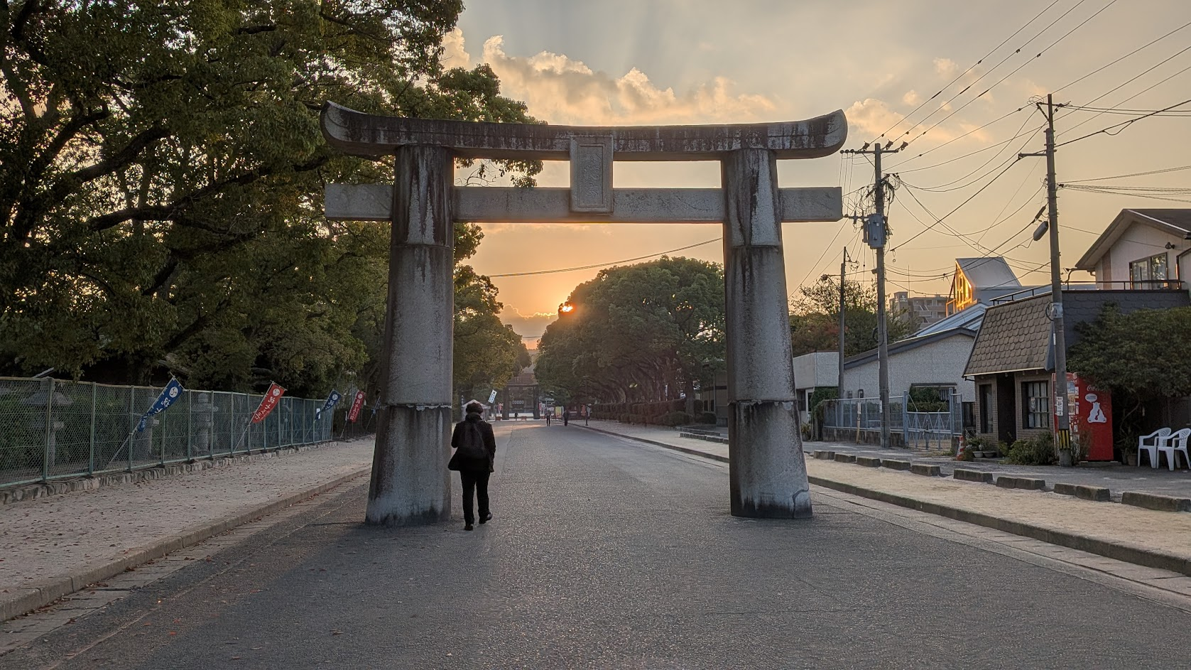 箱崎宮の参道の鳥居。鳥居をくぐる人がいる。