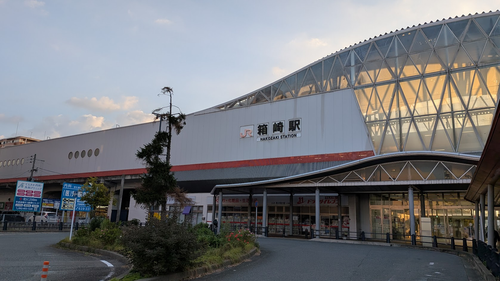 朝のJR鹿児島本線箱崎駅。